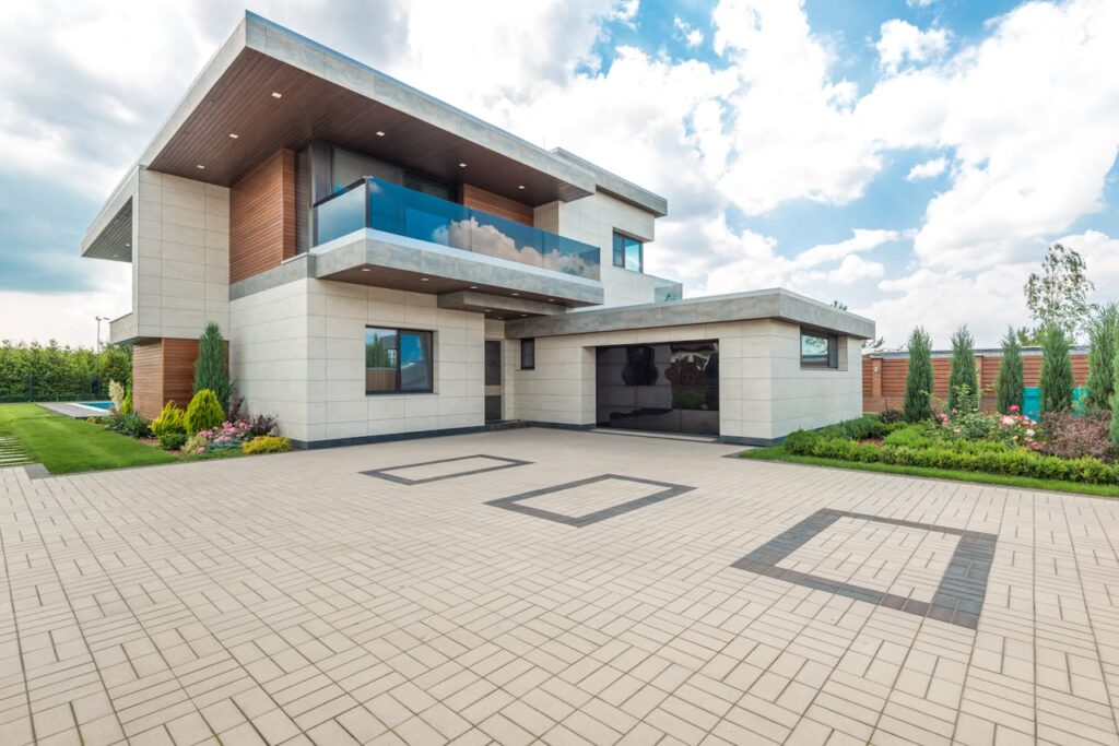 Artisan ReNova-Maison au travail sur un chantier de rénovation